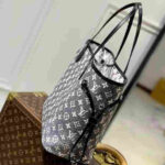 Louis Vuitton Neverfull MM Monogram Canvas Tote Bag - Image 4