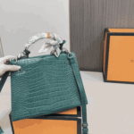Hermès Kelly 25 Alligator Handbag Vert Emerald - Image 2